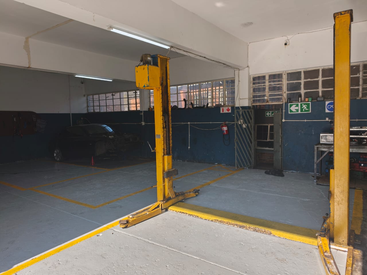 Effective Mobile Mechanics workshop service bay with vehicle lifts